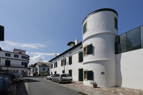 Ravalement de façade de copropriété à Hendaye