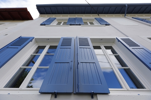 Ravalement de façade de copropriété sur rue Mazagran à Biarritz