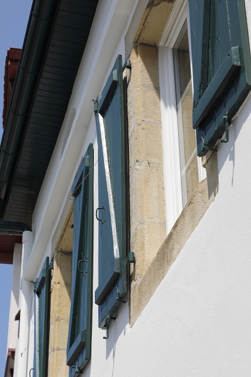 Ravalement de façade de copropriété à Hendaye