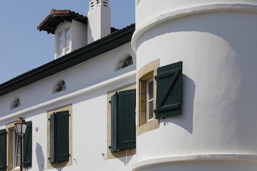 Ravalement de façade de copropriété à Hendaye