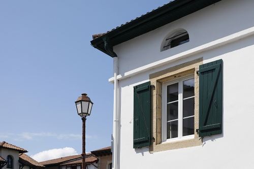 Ravalement de façade de copropriété à Hendaye