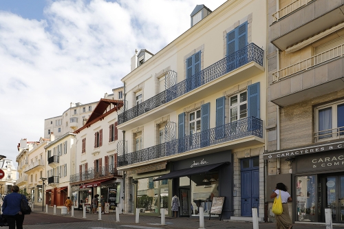 Ravalement de façade de copropriété sur rue Mazagran à Biarritz