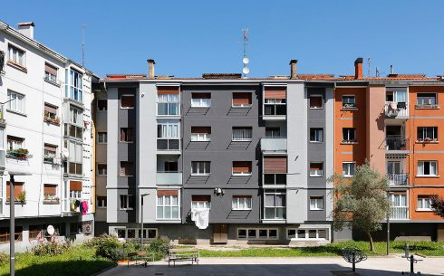 Lomeña: Rehabilitación con SATE en edificio de Hernani. DESPUÉS