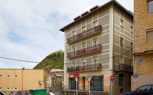 Lomeña: Rehabilitación con SATE en edificio en el barrio de Gros, San Sebastián.