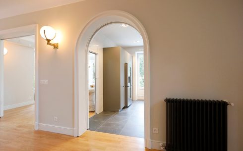 Lomeña: Pintura interior integral en villa reformada en Bayona