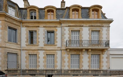 Lomeña: Façade renovation of a historic building in Biarritz.