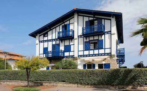 Lomeña: Rehabilitación de fachada y escalera interior en Hendaya Playa.