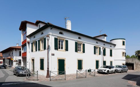 Lomeña: Rehabilitación de la fachada en comunidad de vecinos en Hendaye.