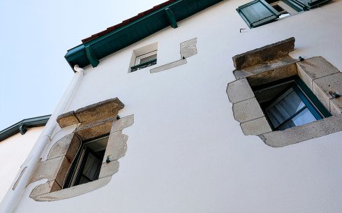 Lomeña: Rénovation de façade à Saint Jean de Luz, Rue Gambetta